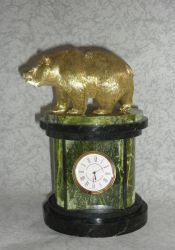 Часы с медведем.